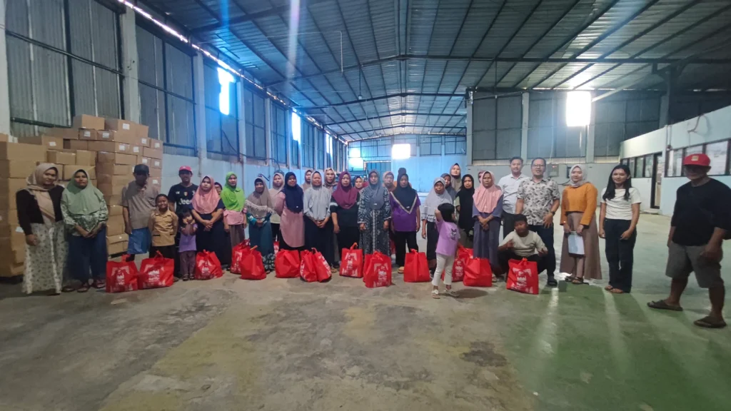 Kegiatan Ramadan: Pembagian Parcel dan THR Warga Sekitar