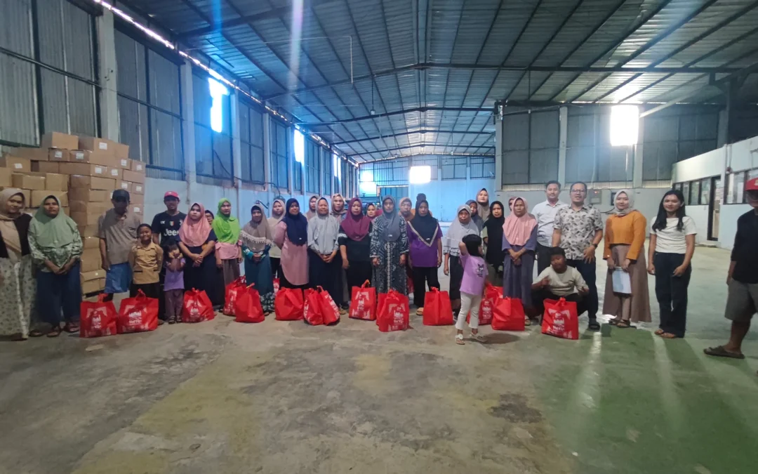 Kegiatan Ramadan: Pembagian Parcel dan THR Warga Sekitar